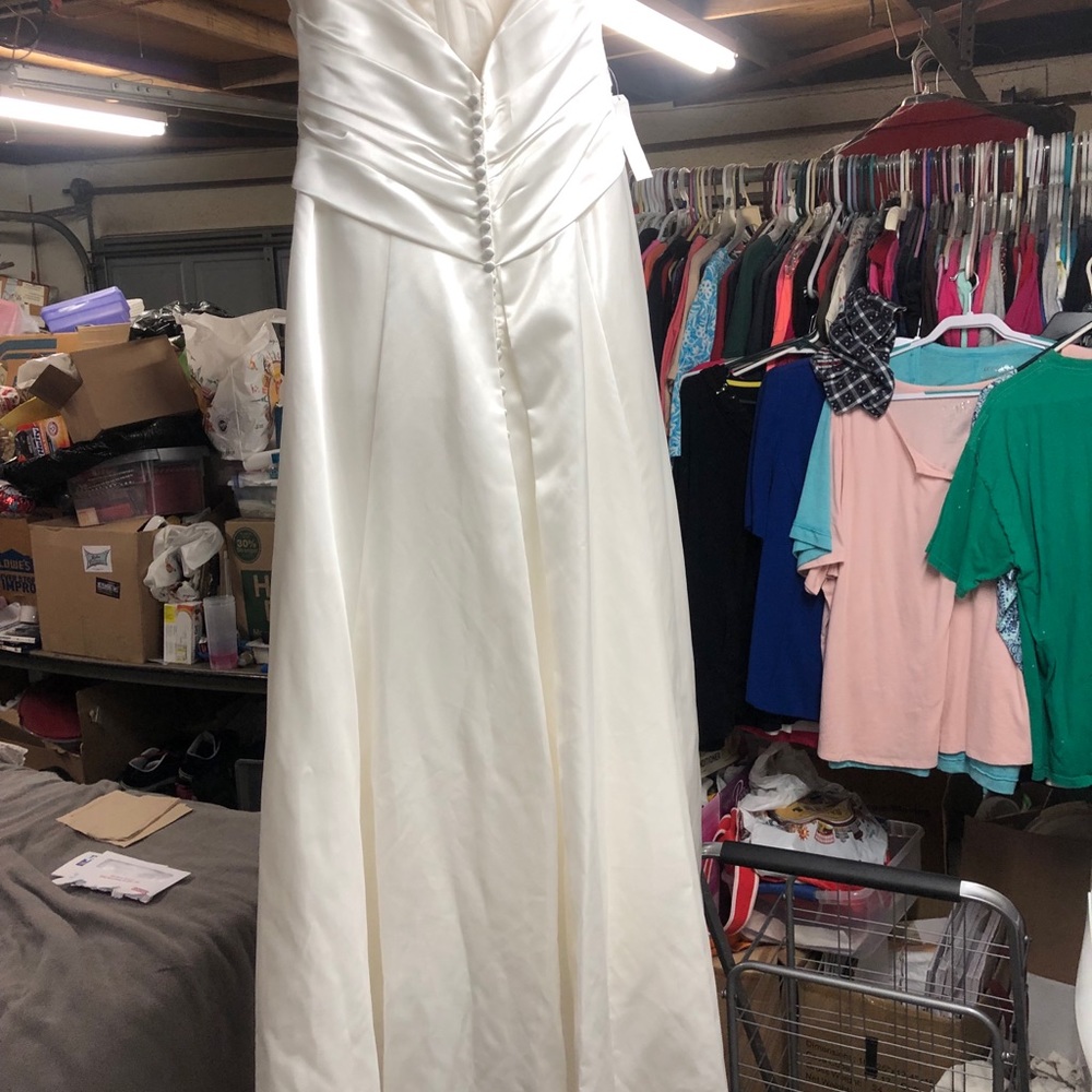 Size 16 wedding dress. Never been worn